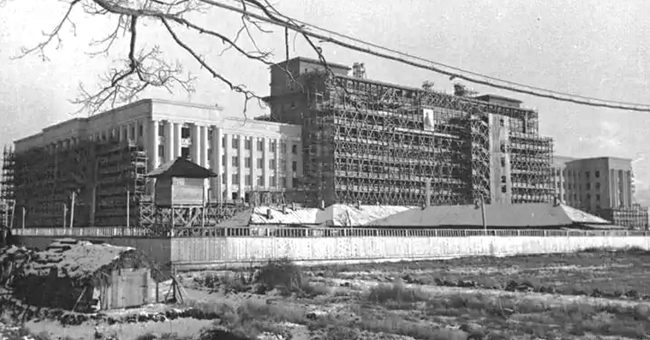 ЯПлакал: очередной сказочник с мифами про Дом Советов